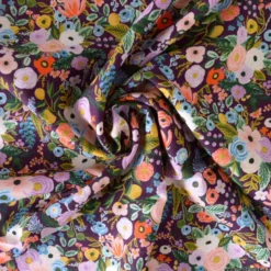 Tissu Rifle Paper en viscose - motif fleurs fond Bordeaux - collection Orchard