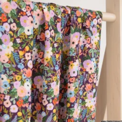 Tissu Rifle Paper en viscose - motif fleurs fond Bordeaux - collection Orchard