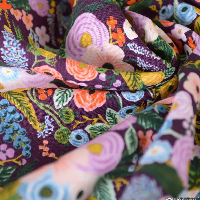 Tissu Rifle Paper en viscose - motif fleurs fond Bordeaux - collection Orchard