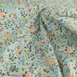 Tissu Rifle Paper motif fleurs fond céladon - collection Curio