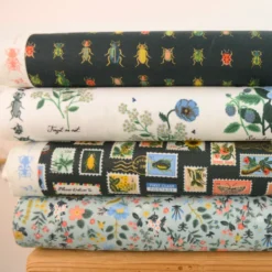 Tissu Rifle Paper motif fleurs fond céladon - collection Curio