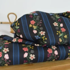 Tissu Rifle Paper motif fleurs et rayures Noir - Collection Gracie