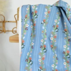 Tissu Rifle Paper motif fleurs et rayures Bleu - Collection Gracie