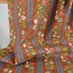 Tissu Rifle Paper motif fleurs et rayures cacao - Collection Gracie