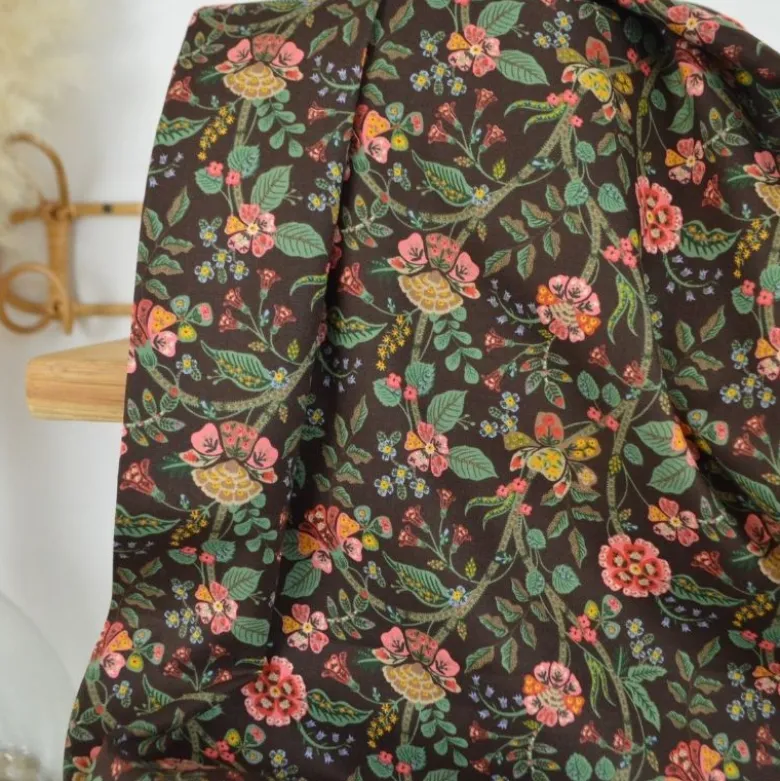 Tissu Rifle Paper motif fleurs indiennes fond cacao - Collection Gracie