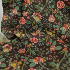 Tissu Rifle Paper motif fleurs indiennes fond cacao - Collection Gracie