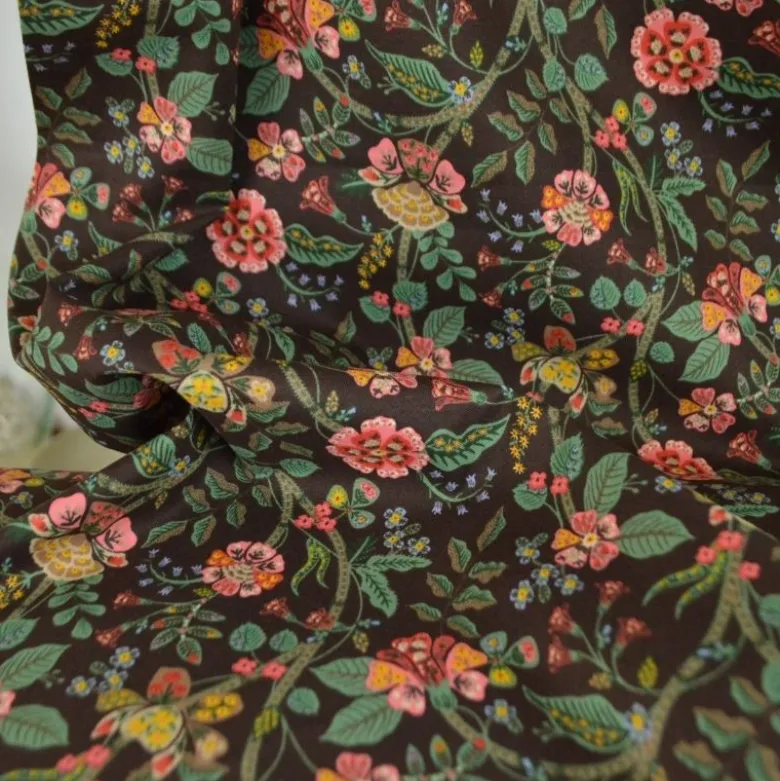 Tissu Rifle Paper motif fleurs indiennes fond cacao - Collection Gracie