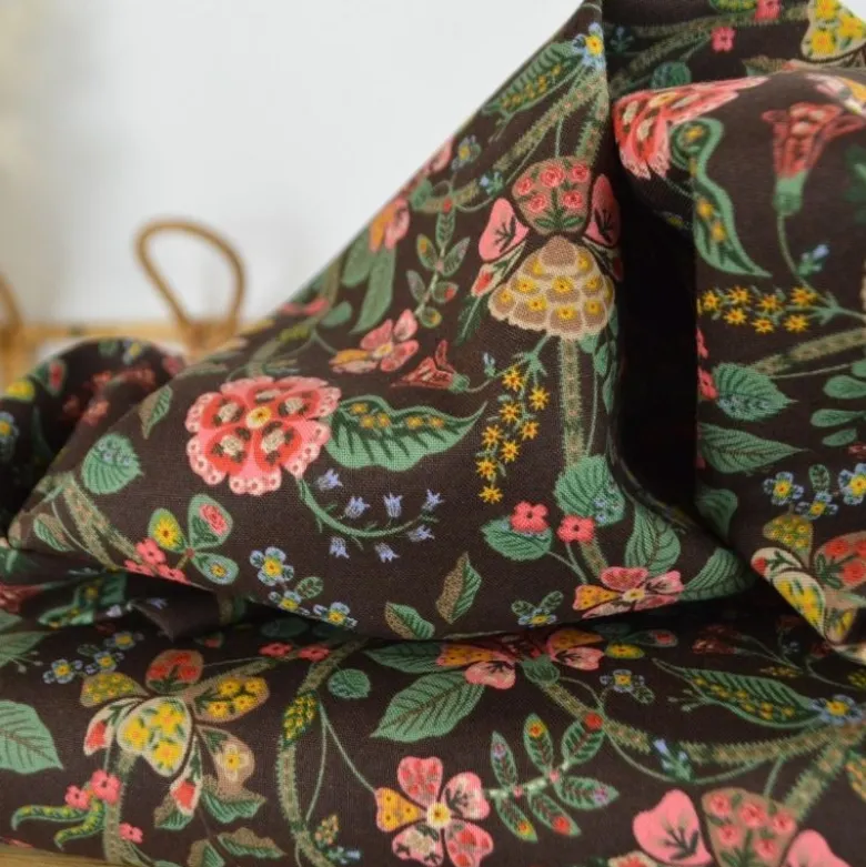 Tissu Rifle Paper motif fleurs indiennes fond cacao - Collection Gracie