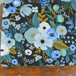 Tissu Rifle Paper motif fleurs - Collection Garden Party bleu