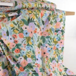 Tissu Rifle Paper Orchard motif petites fleurs fond menthe - Collection Garden Party