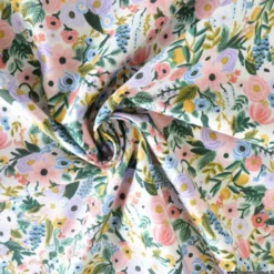 Tissu Rifle Paper Orchard motif fleurs fond Ecru - Collection Garden Party