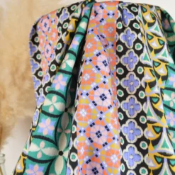 Tissu Satin de coton motif géométrique rayé bleu, rose et vert
