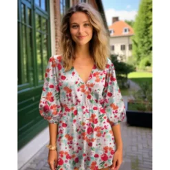 Tissu Satin de viscose fleuri fond rose poudré