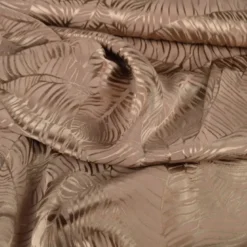 Tissu satin de viscose motif exotique fond taupe