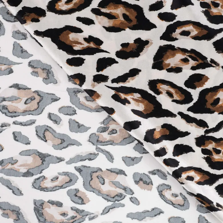 Tissu satin de viscose motif Léopard fond blanc cassé