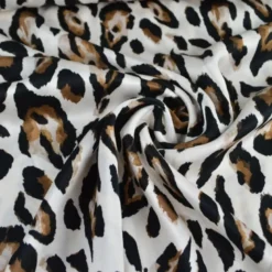 Tissu satin de viscose motif Léopard fond blanc cassé