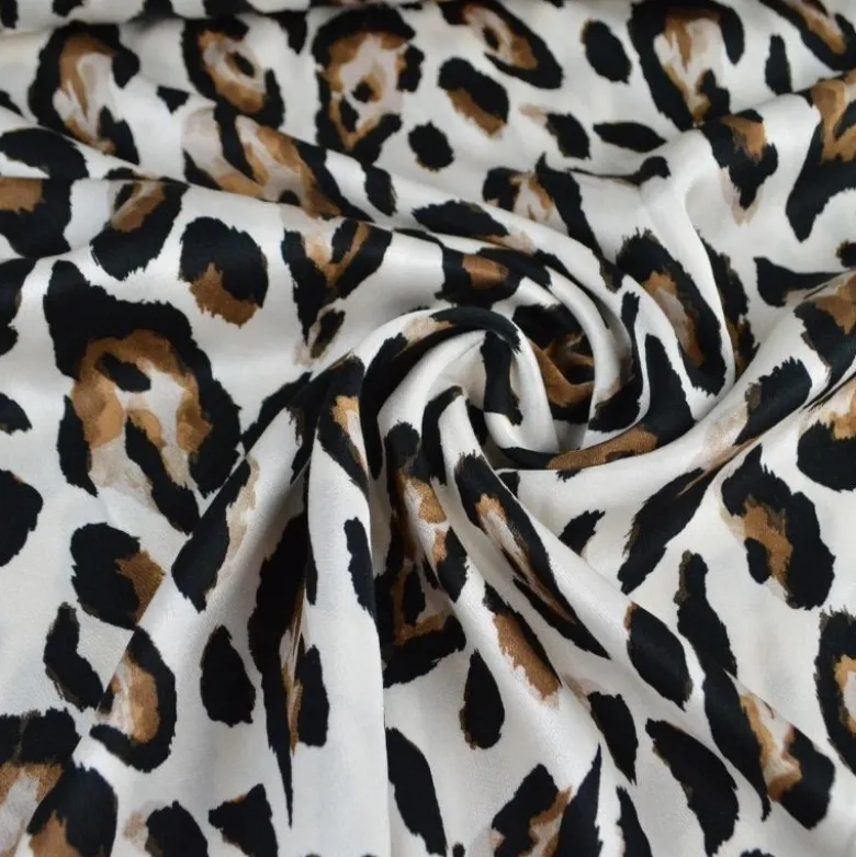 Tissu satin de viscose motif Léopard fond blanc cassé