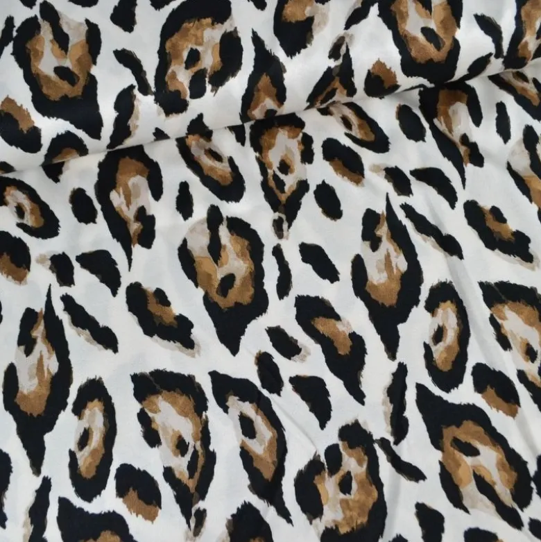 Tissu satin de viscose motif Léopard fond blanc cassé