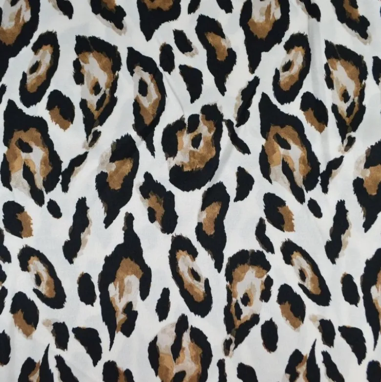 Tissu satin de viscose motif Léopard fond blanc cassé