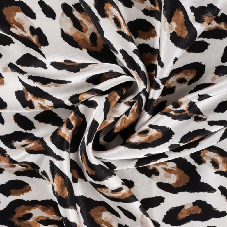 Tissu satin de viscose motif Léopard fond blanc cassé