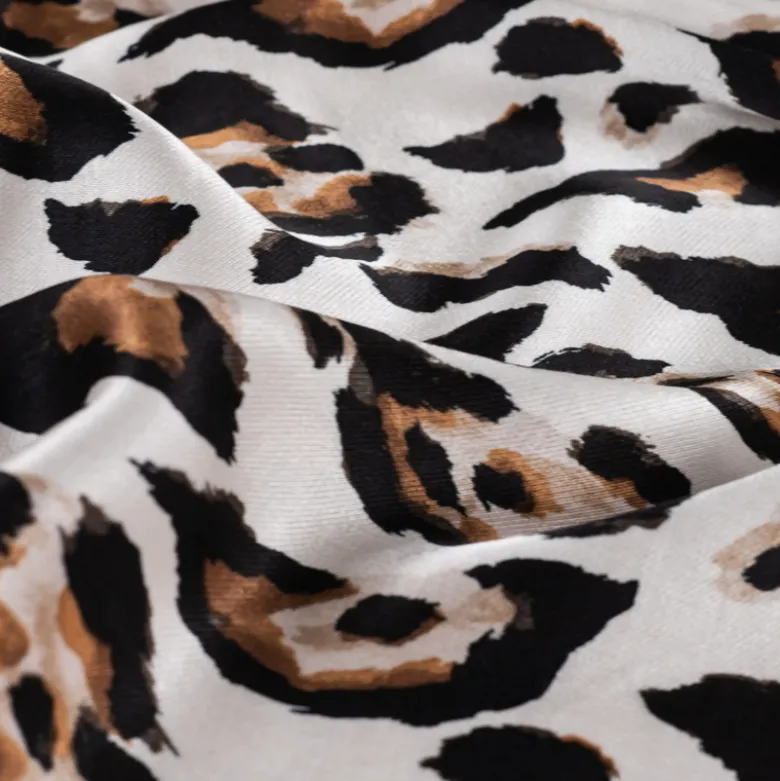Tissu satin de viscose motif Léopard fond blanc cassé