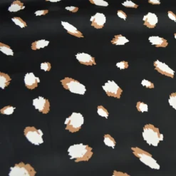 Tissu Satin de viscose motif leopard camel fond Noir