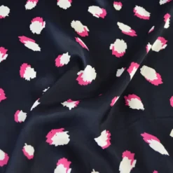 Tissu Satin de viscose motif leopard fond bleu marine