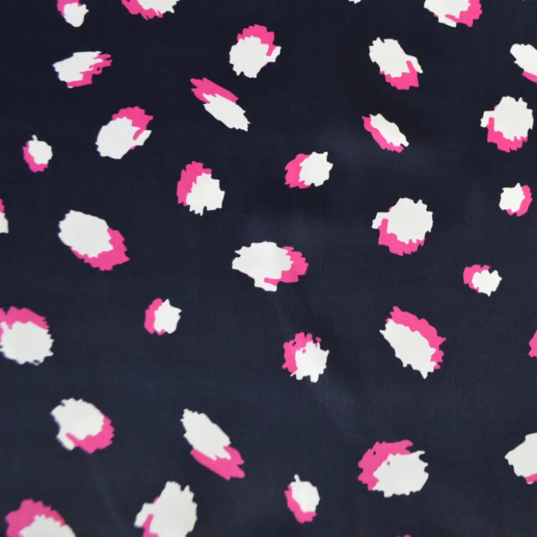 Tissu Satin de viscose motif leopard fond bleu marine
