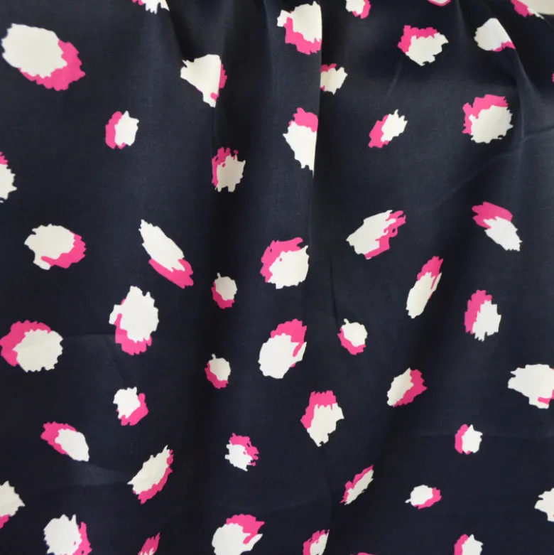 Tissu Satin de viscose motif leopard fond bleu marine