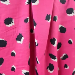 Tissu Satin de viscose motif leopard fond fuchsia