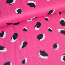 Tissu Satin de viscose motif leopard fond fuchsia