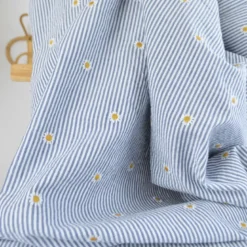 Tissu Seersucker bleu marine Rayures Fines Brodé Marguerites – Coton Léger Été