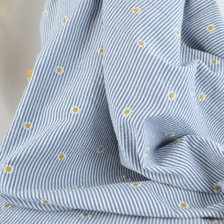 Tissu Seersucker bleu marine Rayures Fines Brodé Marguerites – Coton Léger Été
