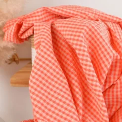 Tissu seersucker Eli Vichy petits carreaux - Pêche et fraise
