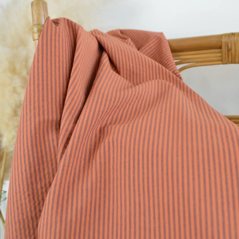 Tissu seersucker à rayures fines - Caramel et Aubergine