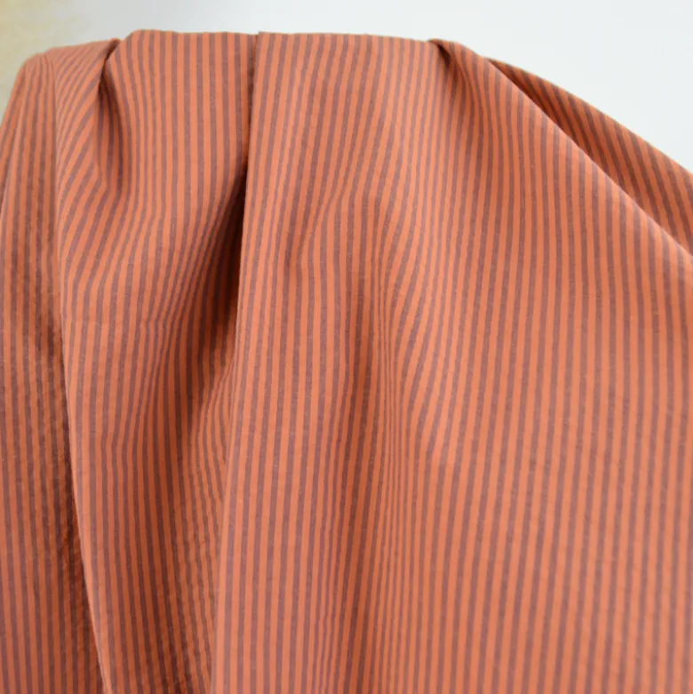 Tissu seersucker à rayures fines - Caramel et Aubergine