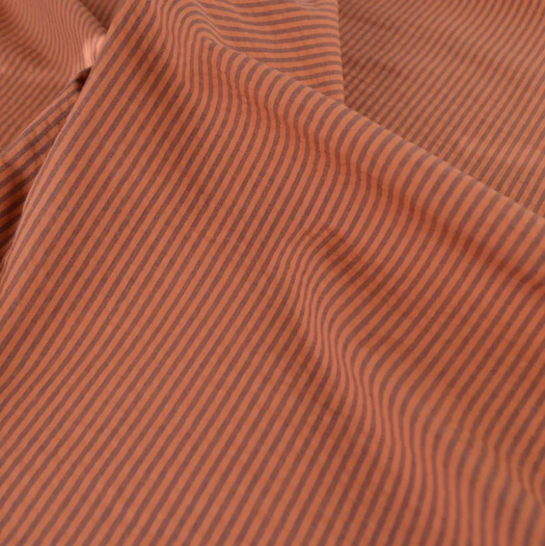 Tissu seersucker à rayures fines - Caramel et Aubergine