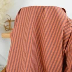 Tissu seersucker à rayures larges - Caramel et Aubergine
