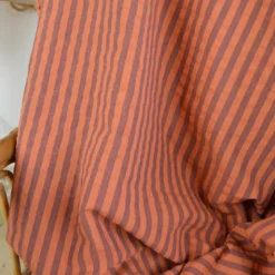 Tissu seersucker à rayures larges - Caramel et Aubergine