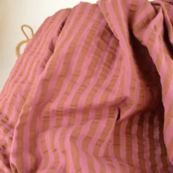 Tissu seersucker à rayures Tom - Bois de rose et Toffee