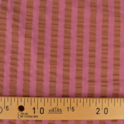 Tissu seersucker à rayures Tom - Bois de rose et Toffee