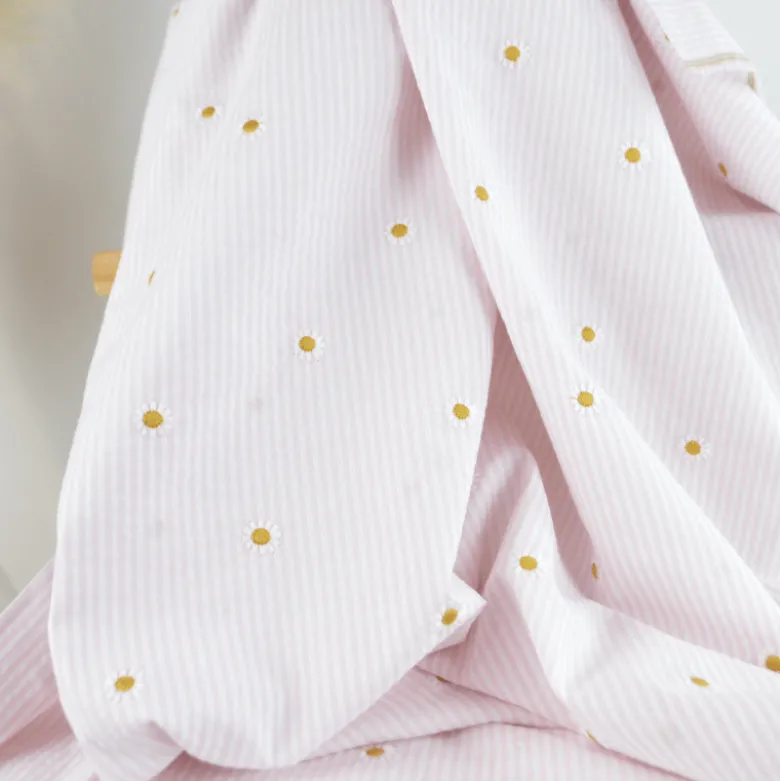 Tissu Seersucker Rose Nude Rayures Fines Brodé Marguerites – Coton Léger Été