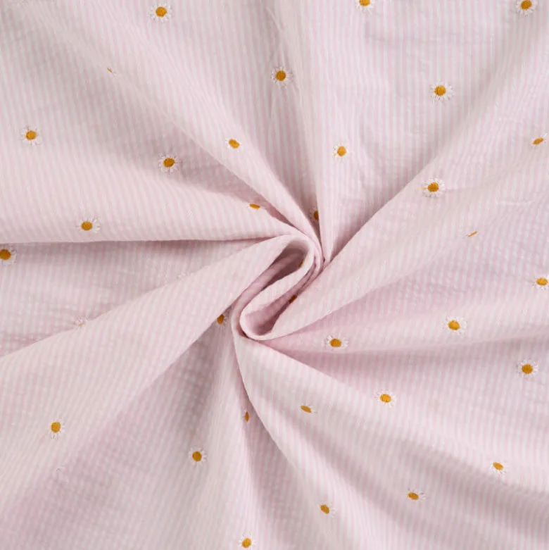 Tissu Seersucker Rose Nude Rayures Fines Brodé Marguerites – Coton Léger Été