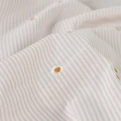 Tissu Seersucker Sable Rayures Fines Brodé Marguerites – Coton Léger Été