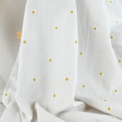 Tissu Seersucker Sable Rayures Fines Brodé Marguerites – Coton Léger Été