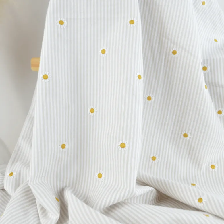 Tissu Seersucker Sable Rayures Fines Brodé Marguerites – Coton Léger Été