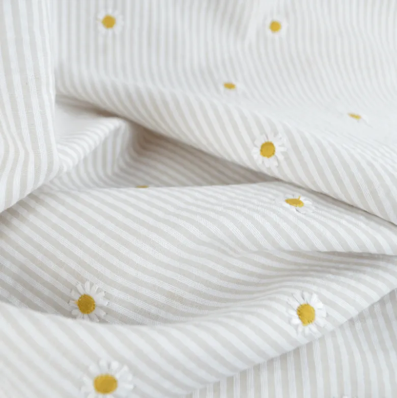Tissu Seersucker Sable Rayures Fines Brodé Marguerites – Coton Léger Été