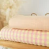 Tissu seersucker Vichy petits carreaux rose et jaune pâle