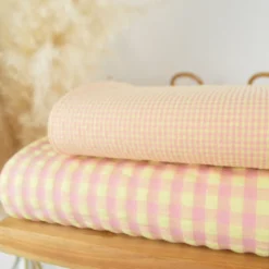 Tissu seersucker Vichy petits carreaux rose et jaune pâle