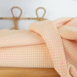 Tissu seersucker Vichy petits carreaux rose et jaune pâle